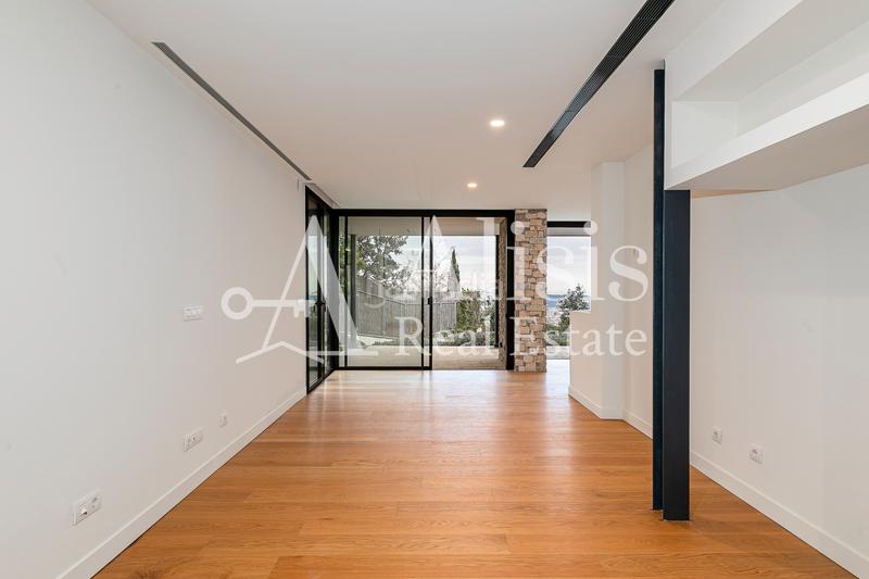 Foto 114c1276-1701-437b-9b4e-b928b8ca19bd. Xalet amb xemeneia calefacció aparcament piscina a Barcelona