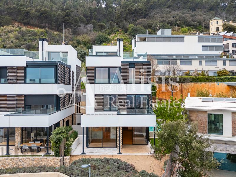 Foto 184bb1e1-fc1d-482a-bf83-6b0d65889aa8. Xalet amb xemeneia calefacció aparcament piscina a Barcelona