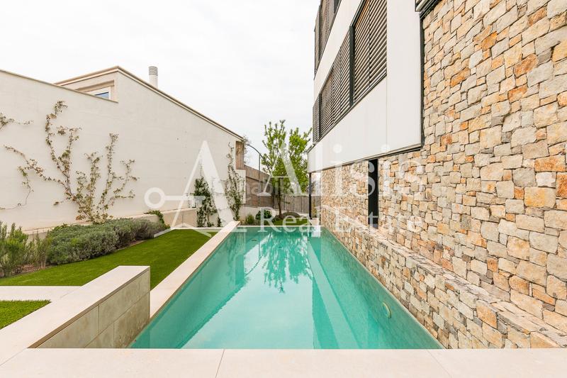 Foto 1d2ddf3d-38b9-45e1-9e26-219f94e2ee05. Xalet amb xemeneia calefacció aparcament piscina a Barcelona