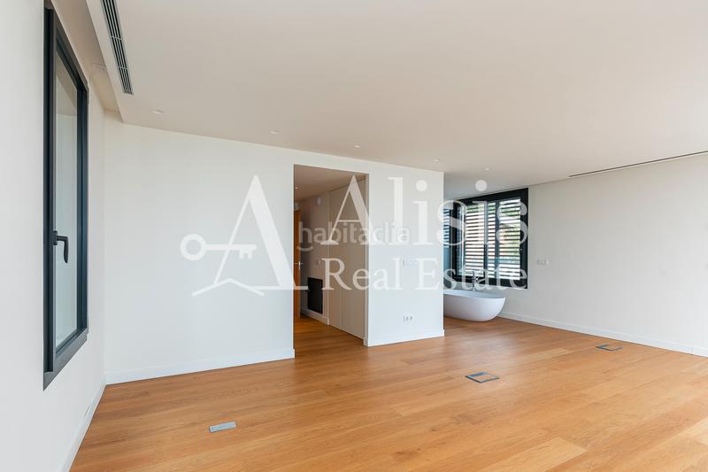 Foto 1fcfdbad-85ca-4ae2-acb5-67c320c3c4a6. Xalet amb xemeneia calefacció aparcament piscina a Barcelona