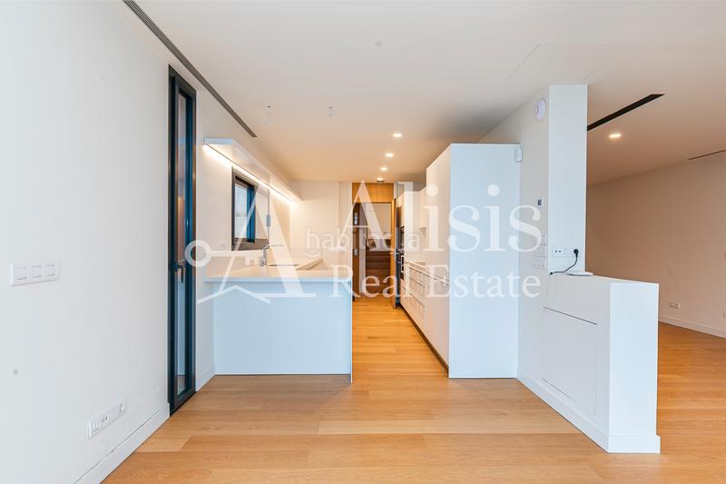 Foto 24a61727-cd5a-4918-ac27-473bb23ad07f. Xalet amb xemeneia calefacció aparcament piscina a Barcelona