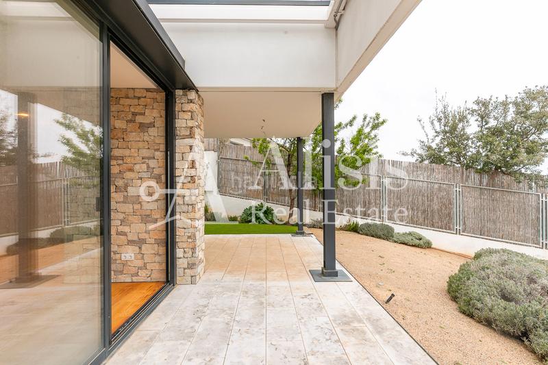 Foto 24bc887c-9edc-4012-9cbe-b56f417acbbc. Xalet amb xemeneia calefacció aparcament piscina a Barcelona