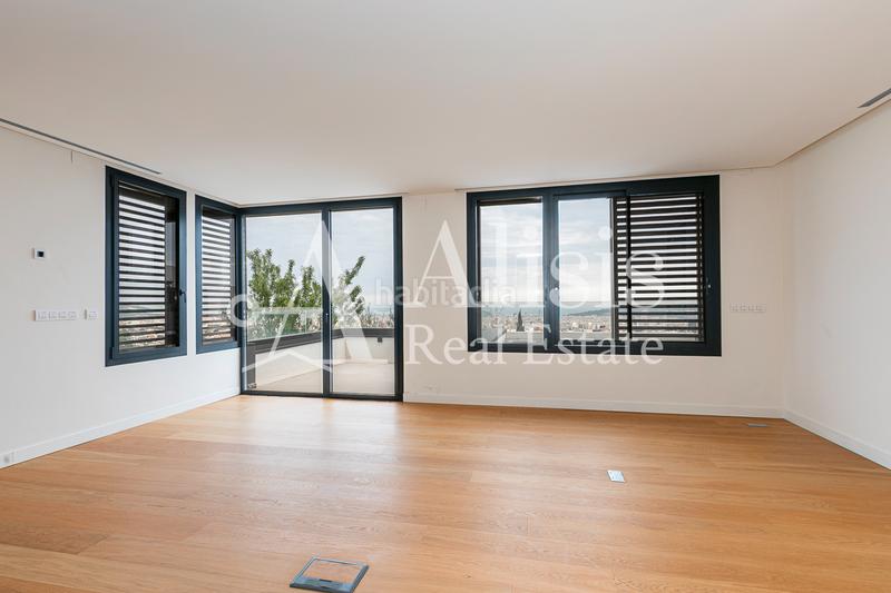 Foto 2643b4b2-06a7-4d83-a7fc-39e2ed66d651. Xalet amb xemeneia calefacció aparcament piscina a Barcelona