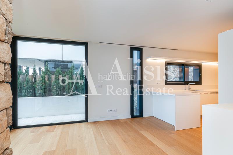 Foto 2999b4e2-33c5-4d20-a353-f462433f5784. Xalet amb xemeneia calefacció aparcament piscina a Barcelona