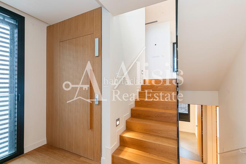 Foto 2cdb20a6-b67d-499e-9ec1-d8d3906779df. Xalet amb xemeneia calefacció aparcament piscina a Barcelona