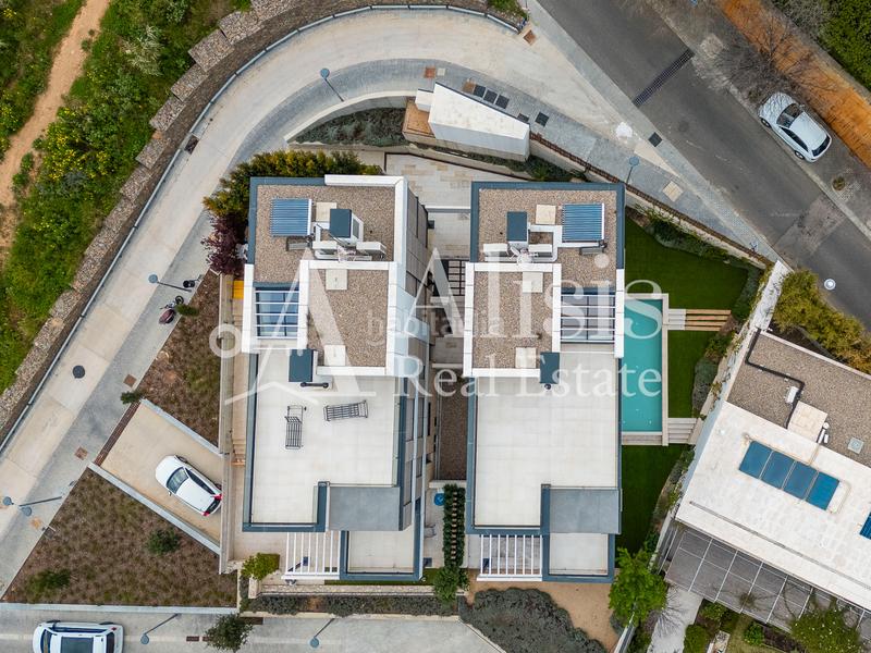 Foto 30a85804-c18e-433e-b8ad-6303d3e762fe. Xalet amb xemeneia calefacció aparcament piscina a Barcelona