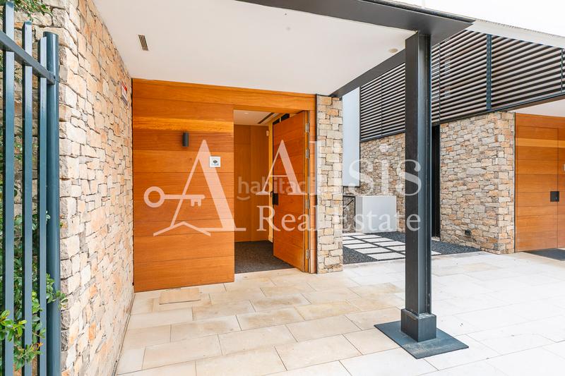 Foto 30c69d8f-66d0-46aa-b74b-793a4ee4dcc9. Xalet amb xemeneia calefacció aparcament piscina a Barcelona