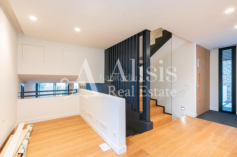 Foto 327d04e5-59a0-4ce2-b7d7-b0da3bf39750. Xalet amb xemeneia calefacció aparcament piscina a Barcelona