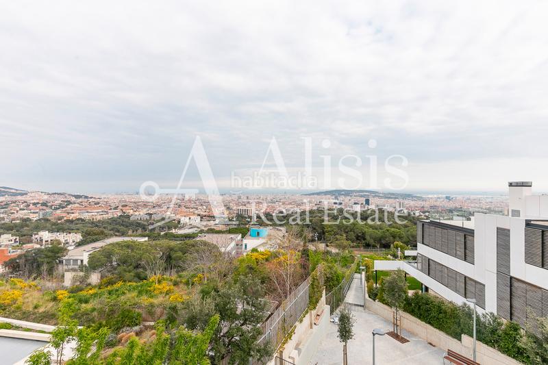 Foto 3651cb95-3a95-49af-8e37-c32d629d5db3. Xalet amb xemeneia calefacció aparcament piscina a Barcelona