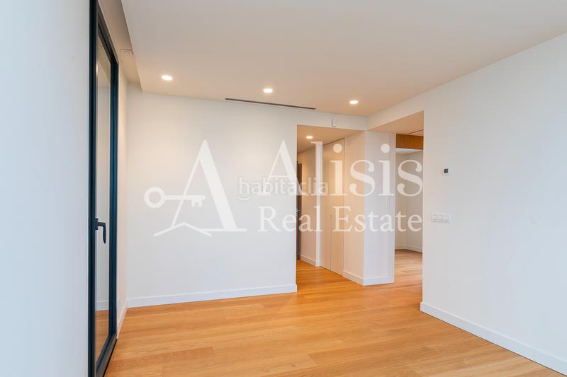 Foto 3b3287c7-8e10-44d5-8be1-b9db3d13915c. Xalet amb xemeneia calefacció aparcament piscina a Barcelona