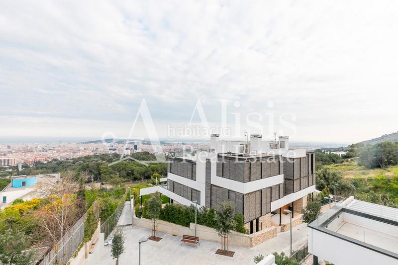 Foto 3d6b2367-0f7c-41b9-bb70-474168f8e8c8. Xalet amb xemeneia calefacció aparcament piscina a Barcelona