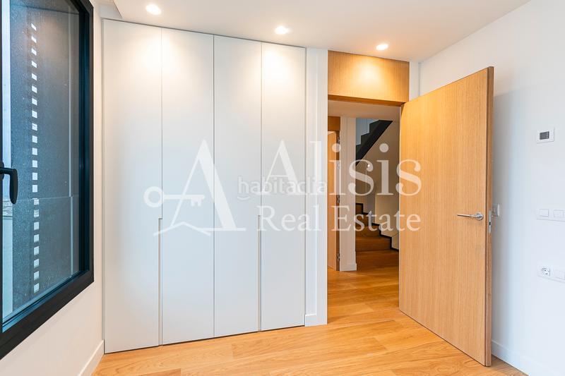 Foto 40e5e7d4-979e-4f00-989c-4c71bcd5b635. Xalet amb xemeneia calefacció aparcament piscina a Barcelona