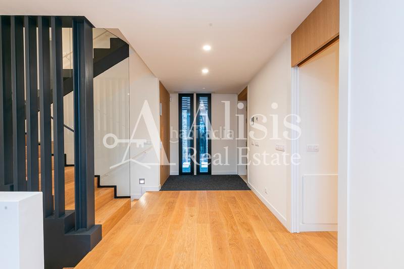 Foto 4360bde0-1eb0-4afd-bc7e-ef2e3ef17a47. Xalet amb xemeneia calefacció aparcament piscina a Barcelona