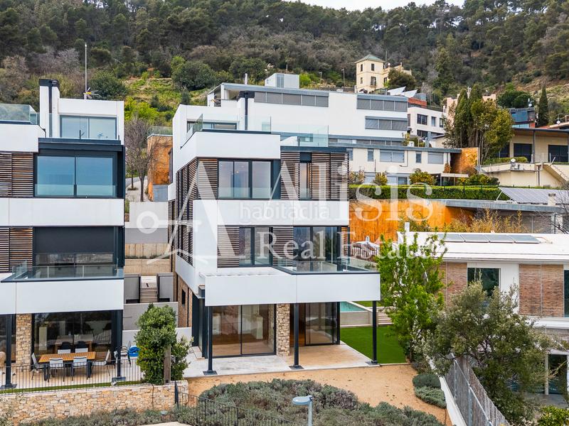 Foto 46c7e7a6-70ab-4db1-938d-4eb0dd4f2d21. Xalet amb xemeneia calefacció aparcament piscina a Barcelona