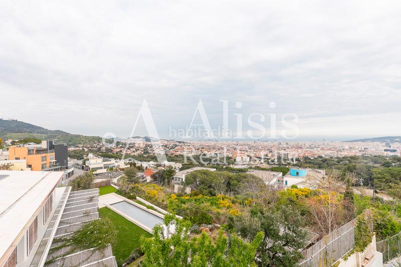 Foto 47450707-916d-4cfd-b729-9a3d2145d175. Xalet amb xemeneia calefacció aparcament piscina a Barcelona