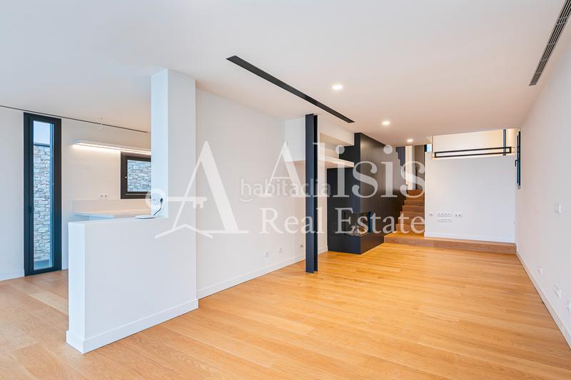 Foto 4b0ba375-636b-483d-8113-fe8509ade2f8. Xalet amb xemeneia calefacció aparcament piscina a Barcelona