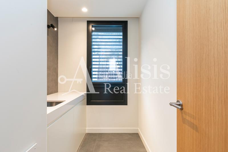 Foto 4e93dc0b-0ff8-47f2-a5b6-4bc98b48ee26. Xalet amb xemeneia calefacció aparcament piscina a Barcelona