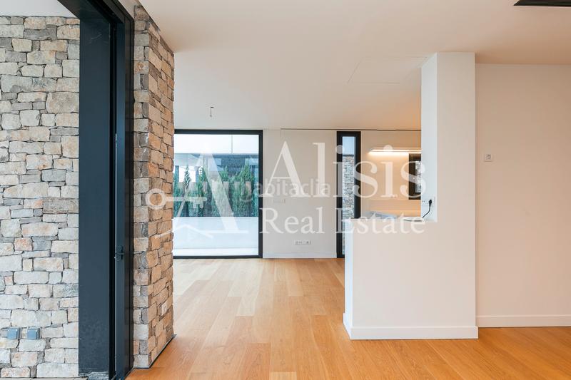 Foto 4f278bf7-cdac-4c38-be36-e2a62816be6b. Xalet amb xemeneia calefacció aparcament piscina a Barcelona