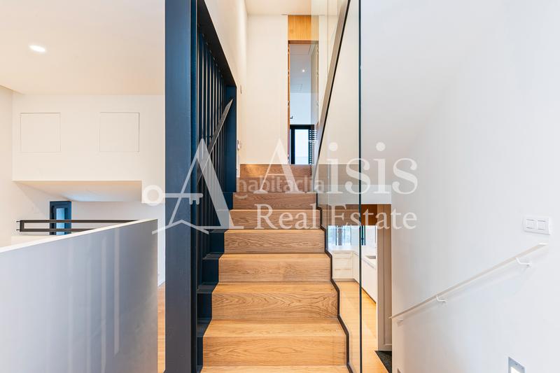 Foto 51acad73-c04f-4770-bcfa-0656e66cf8ea. Xalet amb xemeneia calefacció aparcament piscina a Barcelona