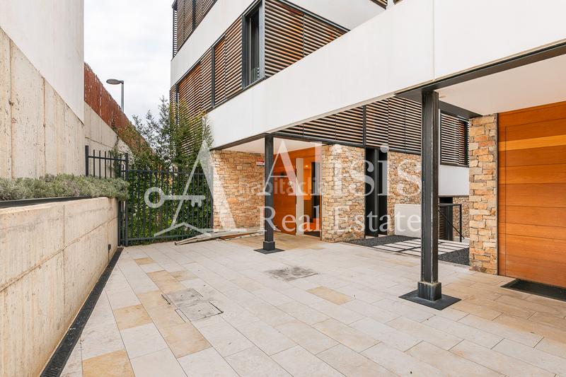 Foto 51ada4ca-54b4-476c-8ca5-e699d28cfb85. Xalet amb xemeneia calefacció aparcament piscina a Barcelona