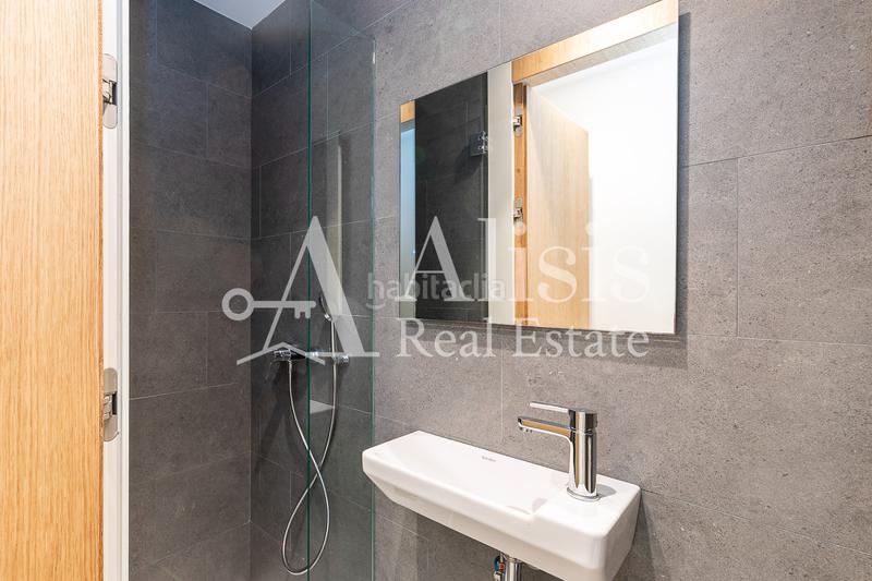 Foto 5c8d5c76-1d4a-401a-bd07-8dc8f4c066d1. Xalet amb xemeneia calefacció aparcament piscina a Barcelona