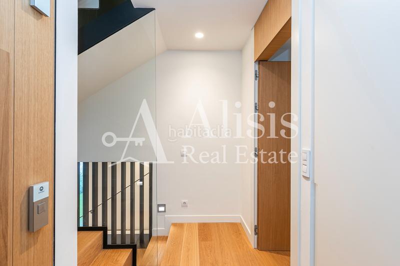 Foto 6f0bcb16-2b28-4f33-bc9c-180f1ea3edf4. Xalet amb xemeneia calefacció aparcament piscina a Barcelona