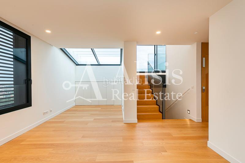 Foto 7a54703e-4227-4bf9-84b1-4f32432c2228. Xalet amb xemeneia calefacció aparcament piscina a Barcelona