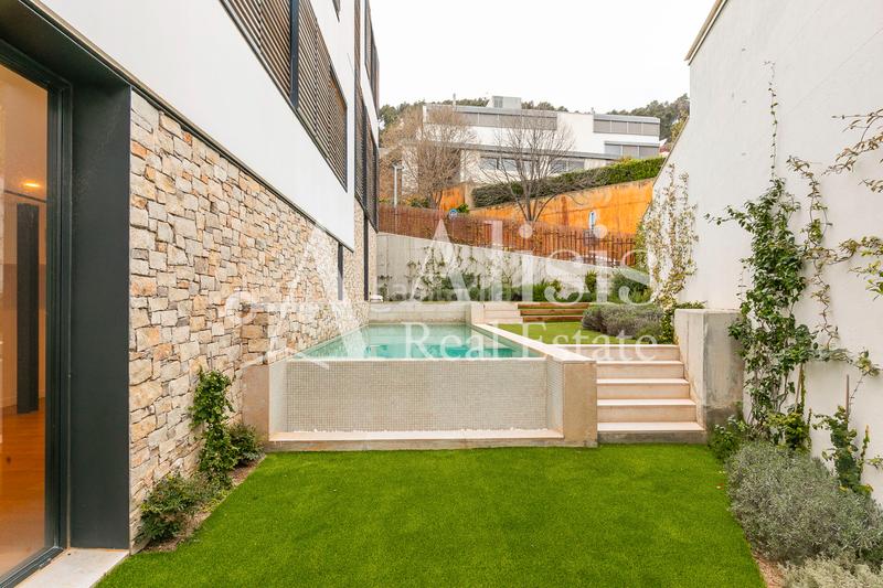 Foto 7f8fc3cb-c626-4d46-af6e-f8ba243052ac. Xalet amb xemeneia calefacció aparcament piscina a Barcelona