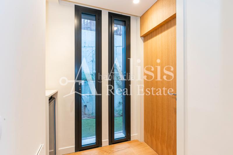 Foto 8375add2-dbcf-4a5d-bb82-2e3a96204990. Xalet amb xemeneia calefacció aparcament piscina a Barcelona