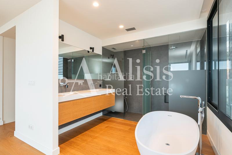 Foto 8b71bed9-946f-4830-88f0-d4b859149bbb. Xalet amb xemeneia calefacció aparcament piscina a Barcelona