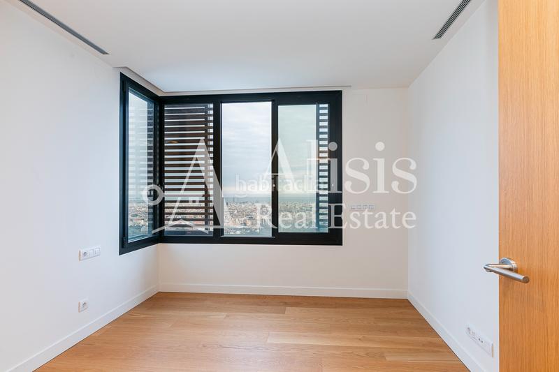 Foto 8c82bf51-b7a0-40ea-b666-b776a7aa2a09. Xalet amb xemeneia calefacció aparcament piscina a Barcelona