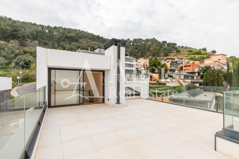 Foto 8e9feae3-3853-47cd-a7c6-a5d96074b1fa. Xalet amb xemeneia calefacció aparcament piscina a Barcelona