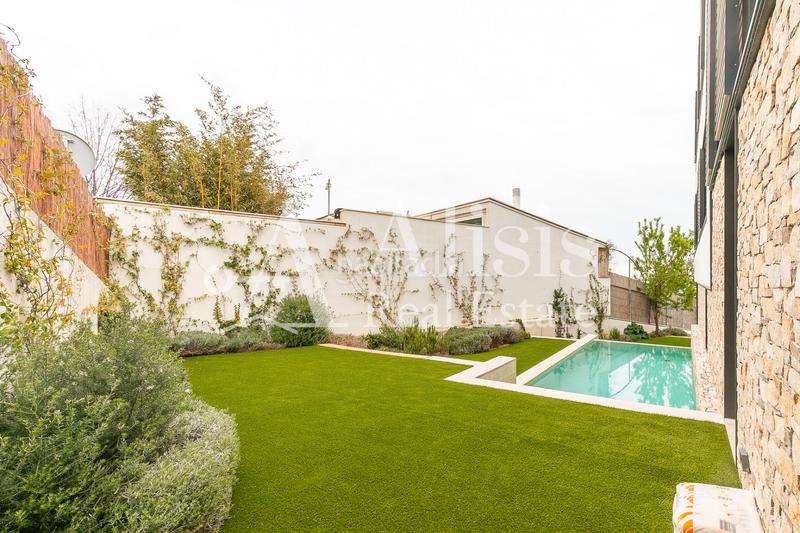 Foto 8f9bee7f-1659-4fd9-91ba-130458b676e0. Xalet amb xemeneia calefacció aparcament piscina a Barcelona