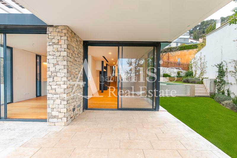 Foto 931b75b4-9d2c-4c7b-83cb-acf64049372b. Xalet amb xemeneia calefacció aparcament piscina a Barcelona