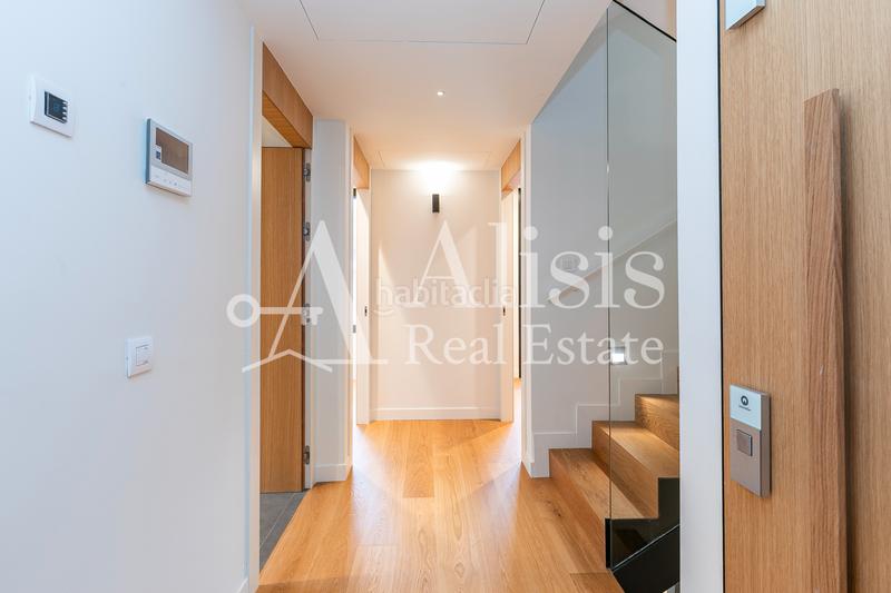 Foto 94fa903b-551a-4174-a44f-bfa6cceb89bf. Xalet amb xemeneia calefacció aparcament piscina a Barcelona