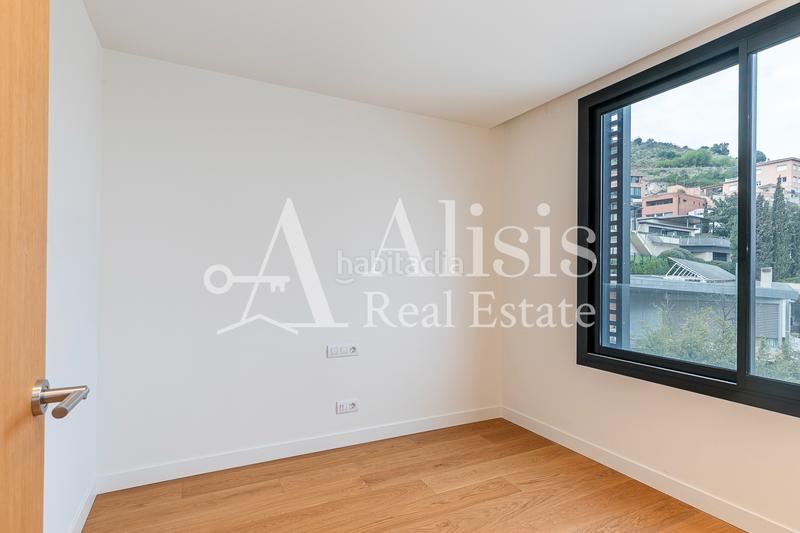 Foto 9555a900-9a14-4b20-9488-5dc7618da6d5. Xalet amb xemeneia calefacció aparcament piscina a Barcelona