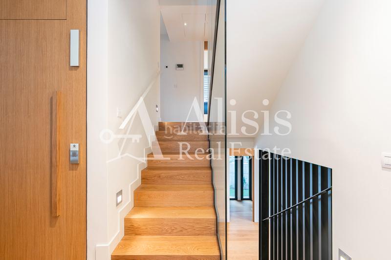 Foto 98994a32-36ff-486e-9833-94dac685e89c. Xalet amb xemeneia calefacció aparcament piscina a Barcelona