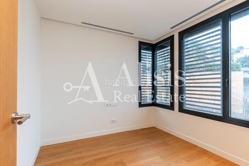 Foto 9d5d4f3d-2825-4f6c-8538-8d5c9bf968fb. Xalet amb xemeneia calefacció aparcament piscina a Barcelona