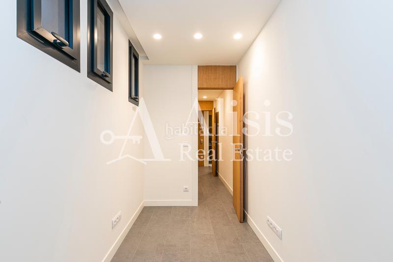 Foto aa8089db-ccbb-4ef8-958b-2c2cf57bb729. Xalet amb xemeneia calefacció aparcament piscina a Barcelona