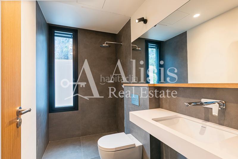 Foto acc3bcf7-a710-4435-88f1-76e197a76079. Xalet amb xemeneia calefacció aparcament piscina a Barcelona