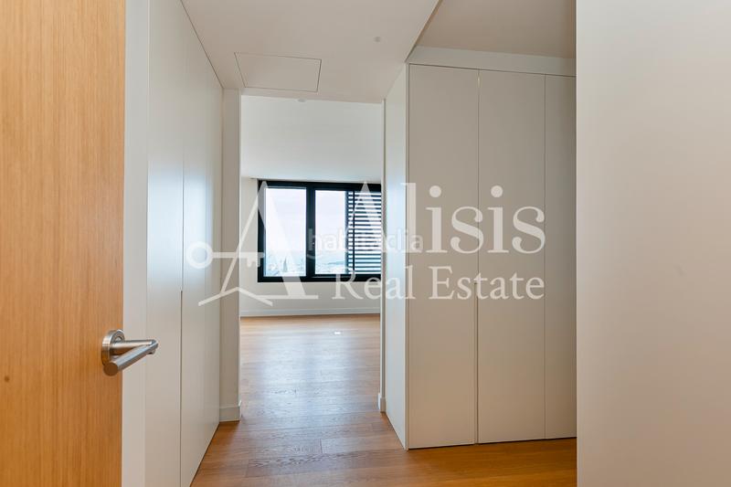 Foto ad112bd6-b4a4-4157-bc80-1a02c3f383d8. Xalet amb xemeneia calefacció aparcament piscina a Barcelona