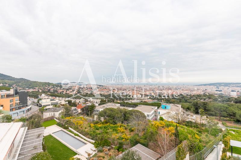 Foto b1dc3c60-dbaa-4f4d-a662-c256feaec01a. Xalet amb xemeneia calefacció aparcament piscina a Barcelona