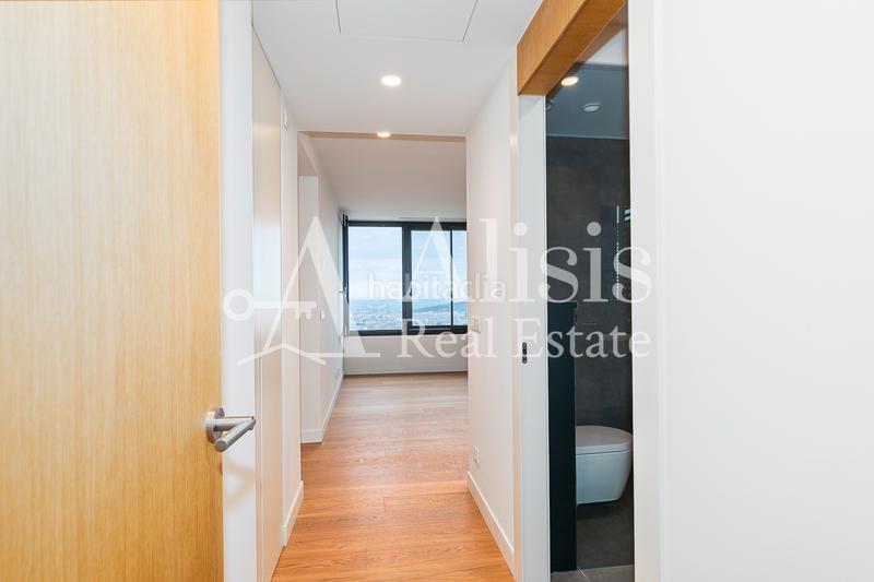 Foto b2074a46-83cf-46d8-803b-9af47d8b80c5. Xalet amb xemeneia calefacció aparcament piscina a Barcelona