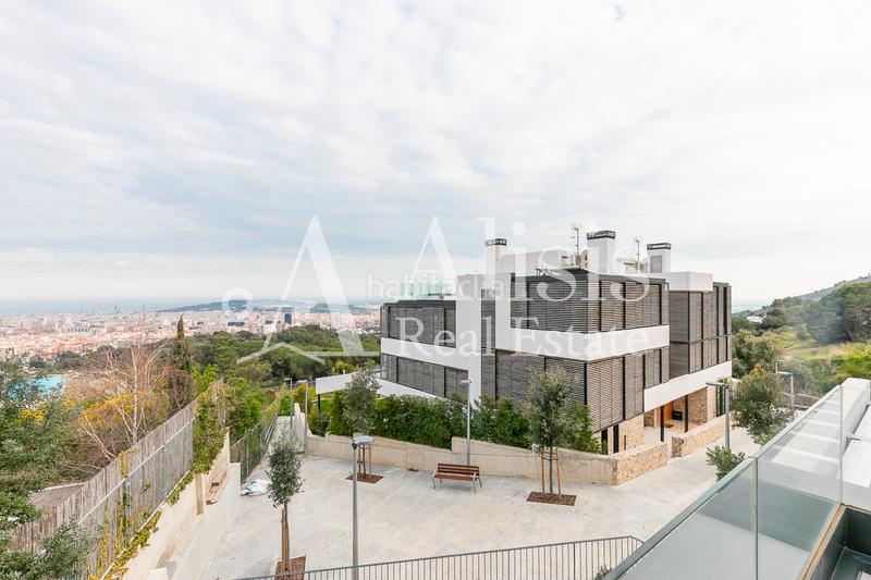 Foto b706ea7e-d3bd-43b9-9f8a-9801ea516293. Xalet amb xemeneia calefacció aparcament piscina a Barcelona