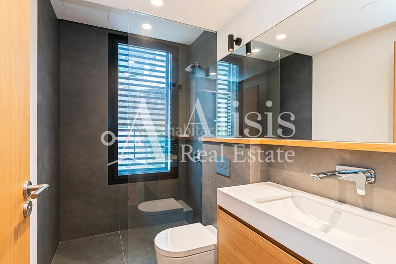 Foto b7f4cc14-f76b-4729-a147-4aab802a4bd8. Xalet amb xemeneia calefacció aparcament piscina a Barcelona