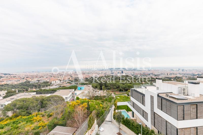 Foto b83bbc2e-c038-4ac6-85c9-80840c75bc22. Xalet amb xemeneia calefacció aparcament piscina a Barcelona