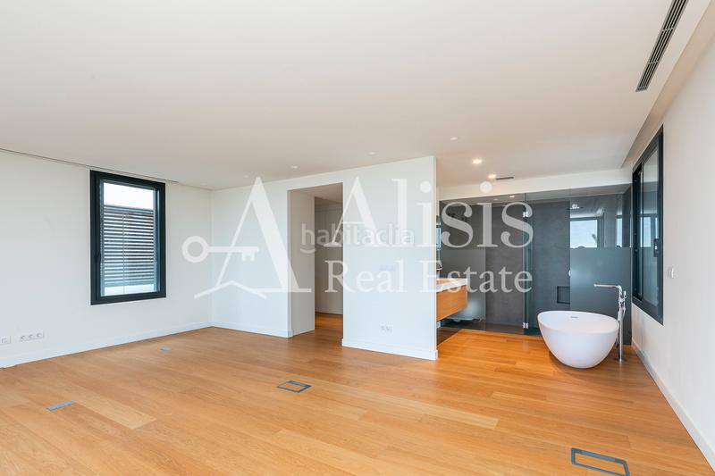 Foto b970e05e-6930-41c3-b0b5-83f7175e445d. Xalet amb xemeneia calefacció aparcament piscina a Barcelona