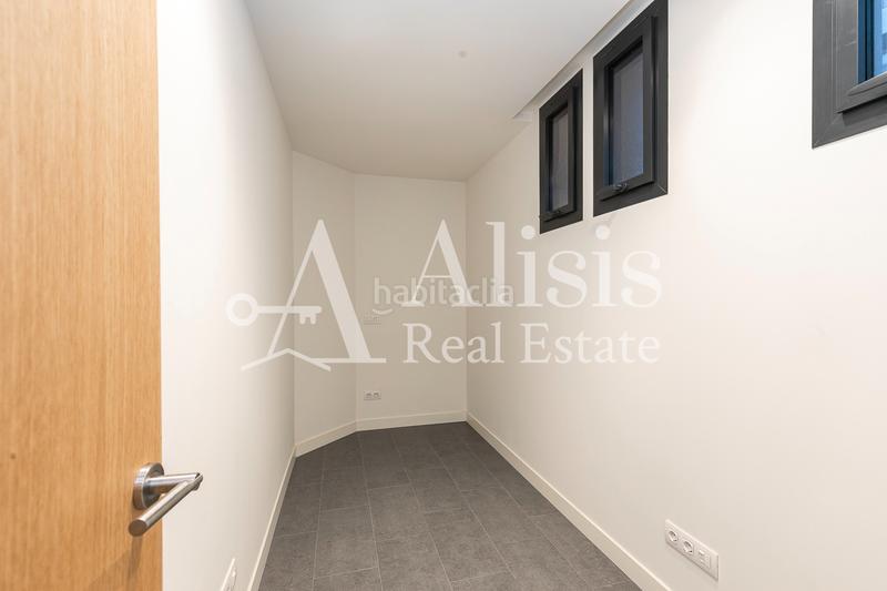 Foto bd2e4196-5d47-43be-991c-f6b34fd3ff64. Xalet amb xemeneia calefacció aparcament piscina a Barcelona