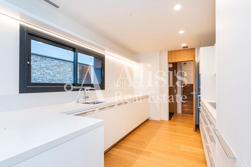 Foto c3069316-14e5-4985-8761-071dc2c379d5. Xalet amb xemeneia calefacció aparcament piscina a Barcelona