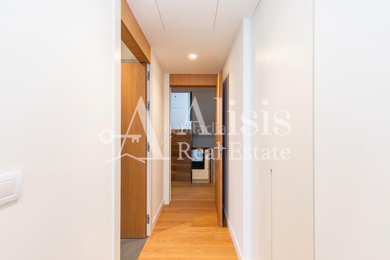 Foto c3fd821b-1786-42f5-a866-112f3a8f80ad. Xalet amb xemeneia calefacció aparcament piscina a Barcelona